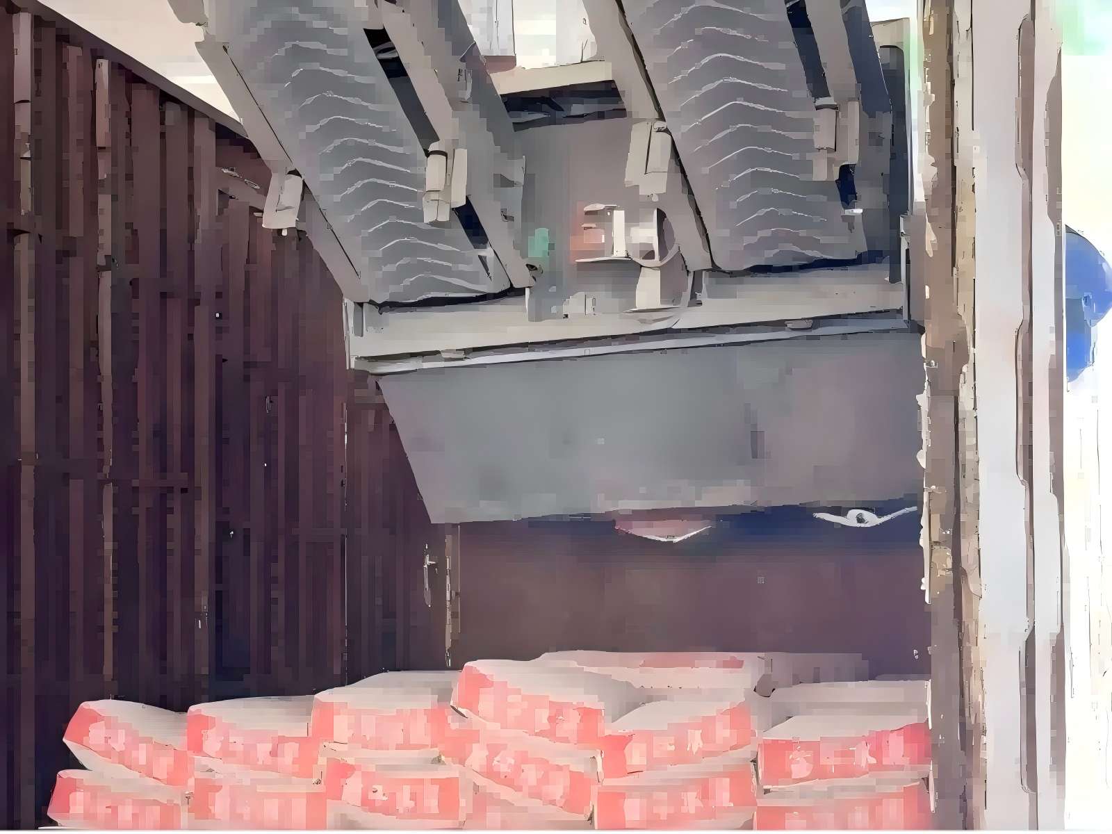 Low sideboards extend into the carriage